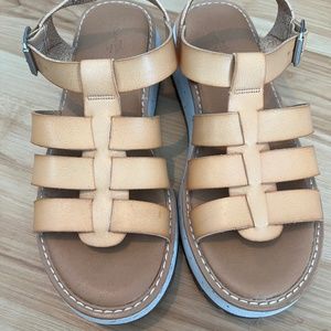 Universal Thread Fisherman Platform Sandals size 9